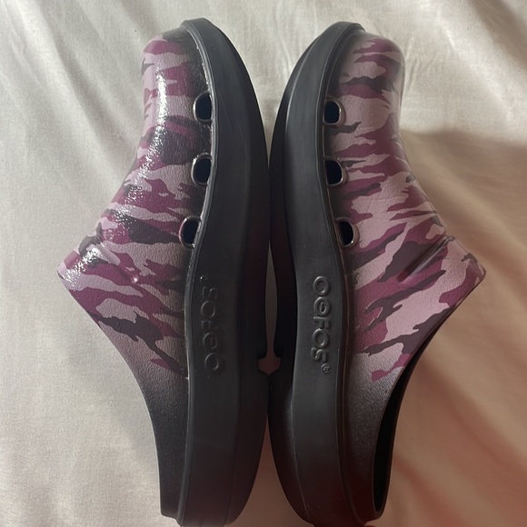 NEW OOFOS OOcloog Limited Edition Recovery Clog Purple Camo Womens 8 - Picture 2 of 3